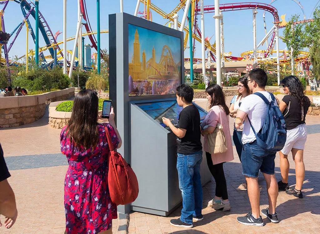 Золотая виза Дубая: реклама в парке развлечений